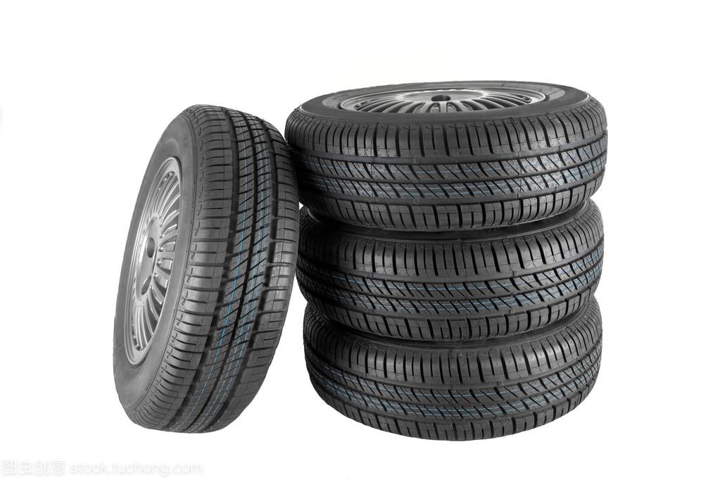 新的和未使用的汽車輪胎反對隔絕的背景