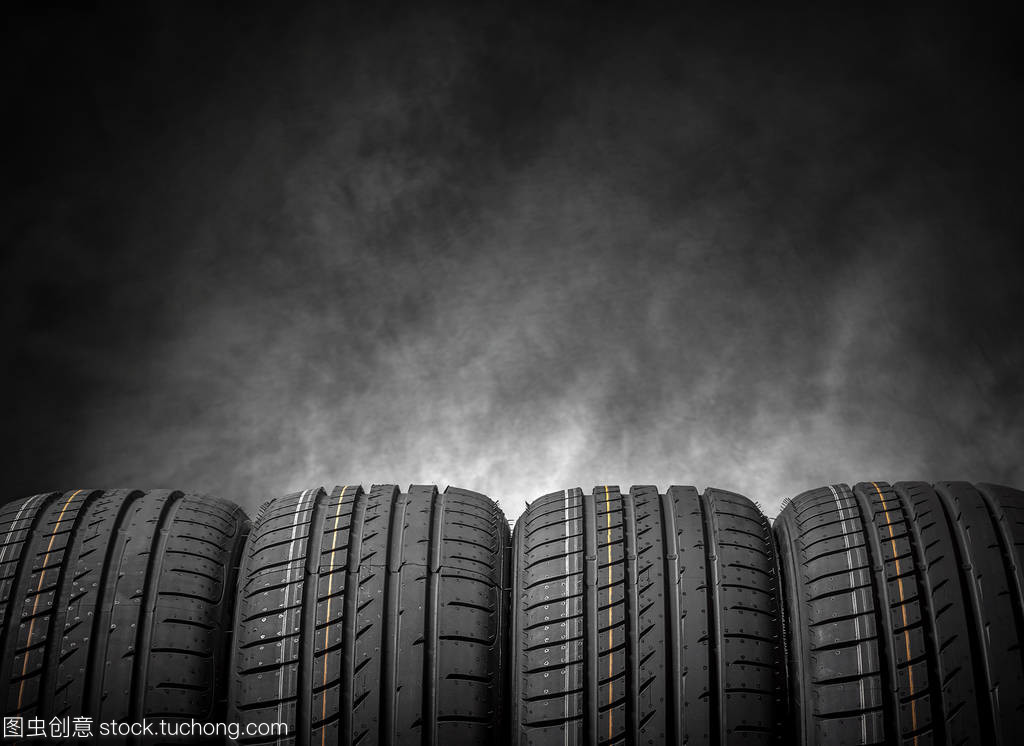 汽車(chē)輪胎上一個(gè)黑色的背景